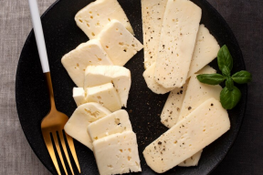 Эксперты оценили вред и пользу от двух популярных белых сыров