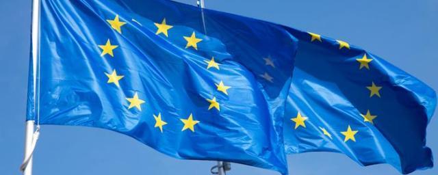 В итальянском парламенте демонстративно сняли флаг ЕС, видео