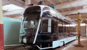 В Красноярск поступил трамвайный вагон повышенной вместимости