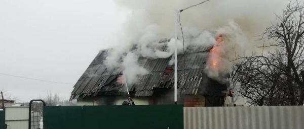 Курские пожарные помогли потушить пожар в жилом доме на границе Орловской области
