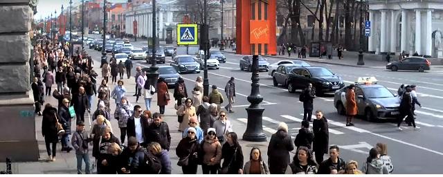 В Петербурге таксист сбил пешеходов, переходивших дорогу на зеленый свет