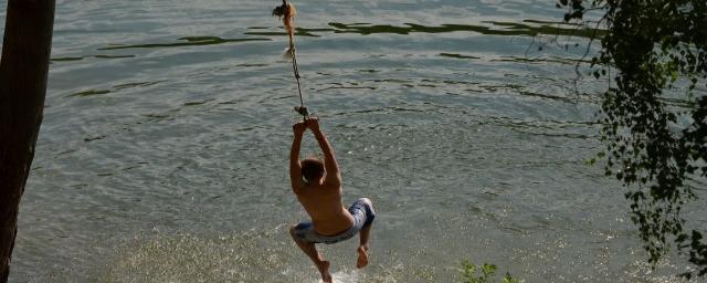 В Волгограде подросток упал с тарзанки в озеро и утонул