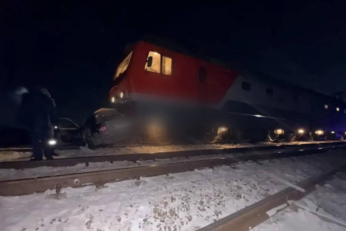 Смертельное столкновение грузового поезда и автомобиля произошло в Омской области