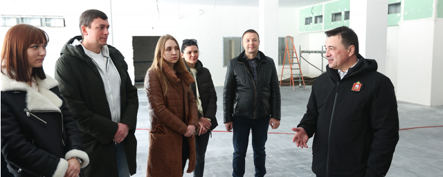 Андрей Воробьев проверил ход строительства школы в красногорском ЖК «Митино парк»