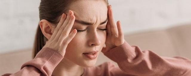 Усталость и головную боль называют главными симптомами омикрон-штамма коронавируса