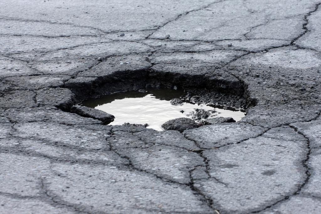 В Новосибирске на дороге нашли яму глубиной почти 30 см