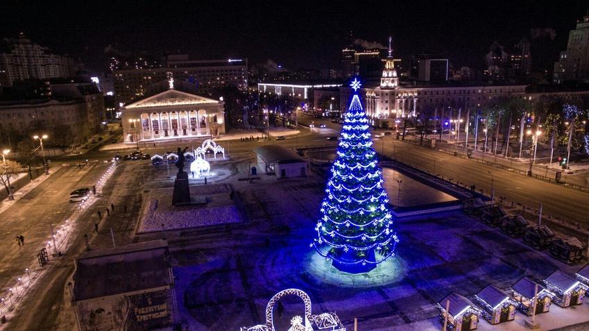 В Воронеже на площади Ленина полностью собрали главную елку города