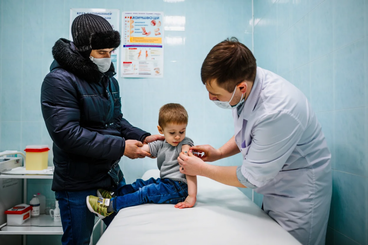 Врач объяснила, почему вакцинация нужна детям и развеяла мифы