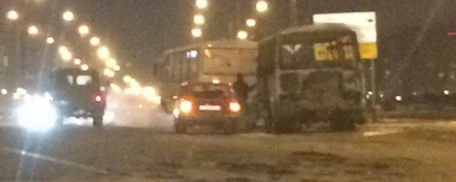 В Оренбурге возле ТЦ сгорел автобус