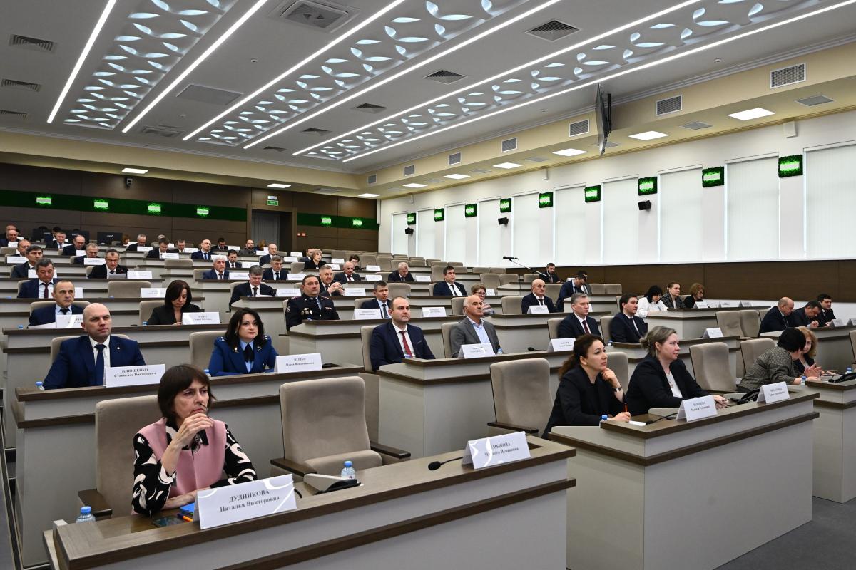 Кабмин Адыгеи по поручению главы Мурата Кумпилова обсудил реализацию мер поддержки аграриев, многодетных семей и молодежи