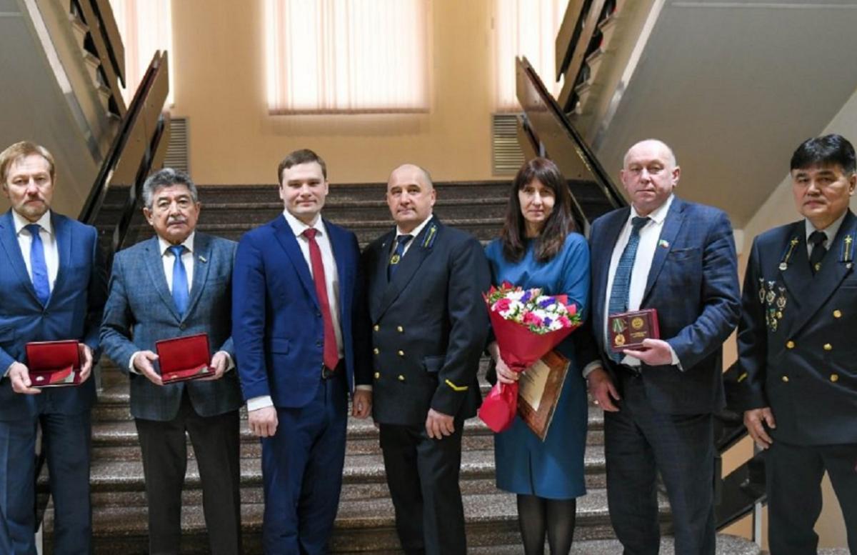 Глава Республики Хакасия вручил отличившимся государственные награды за многолетний труд