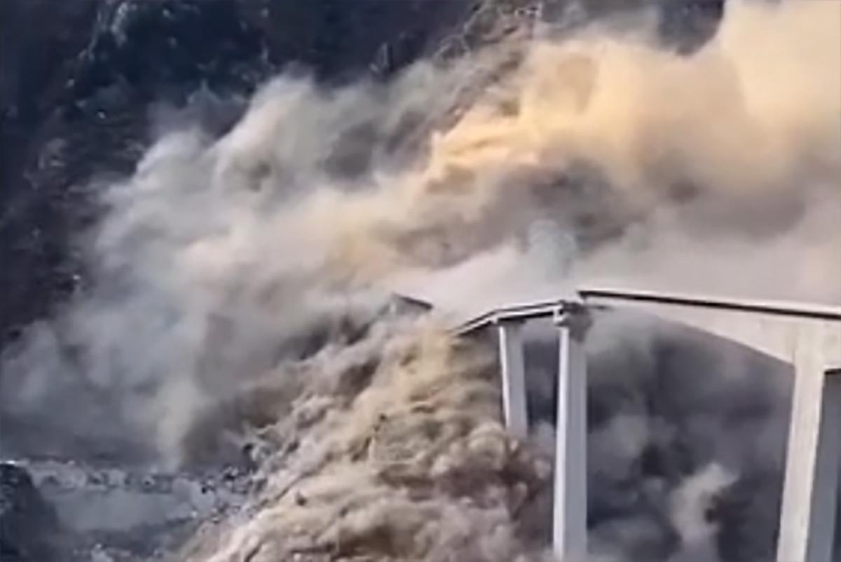 На юго-западе Китая автомобильный мост частично обрушился