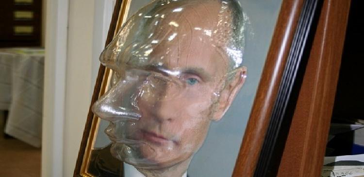 В Красноярске на выставке представили портрет Путина для слабовидящих