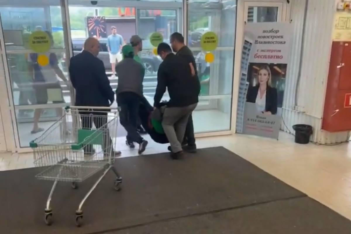 Во Владивостоке из гипермаркета «Реми» массово эвакуируют людей без сознания