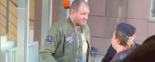 В аэропорту Екатеринбурга задержали самолет из-за выходки бойца ММА Александра Емельяненко — Видео