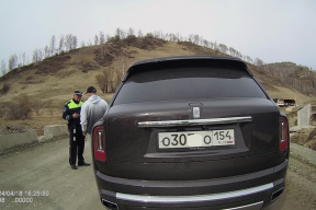 В Республике Алтай остановили Rolls-Royce из Новосибирска с заклеенным номером