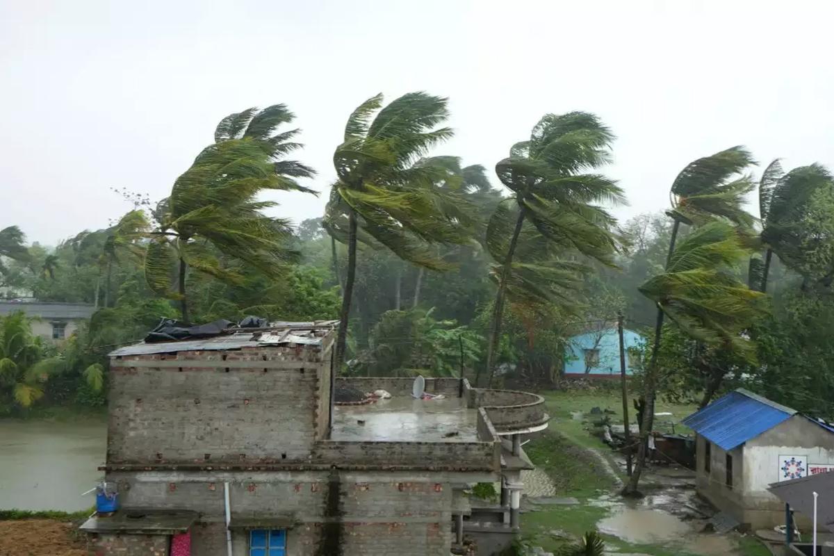 Около двух миллионов человек покинули свои дома в Индии и Бангладеш из-за циклона «Ремал»
