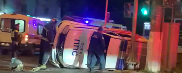 В Волгограде ночью перевернулась служебная машина ППС после столкновения с другим автомобилем
