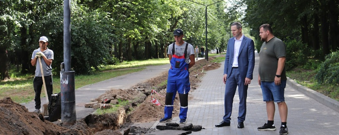 Алексей Воробьев встретился с подрядчиком, монтирующем освещение на бульваре в Пущине