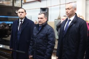 Первый из пяти новых поездов Ермак уже перевозит пассажиров новосибирского метро