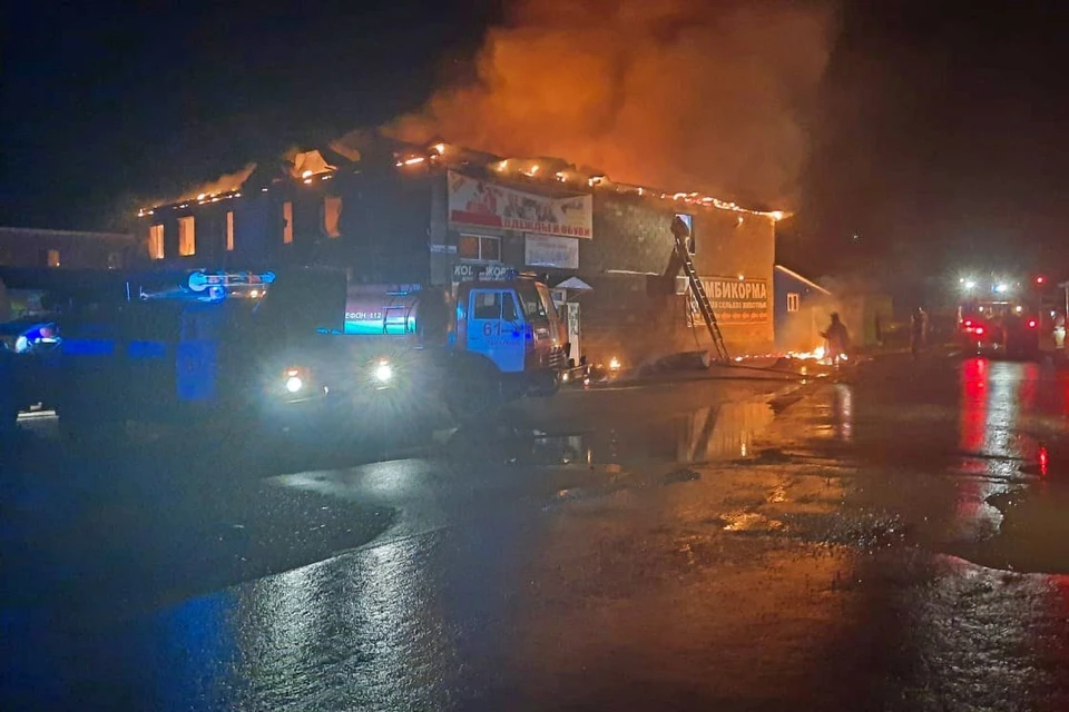 Ночью из-за удара молнии в Башкирии загорелся крупный торговый комплекс
