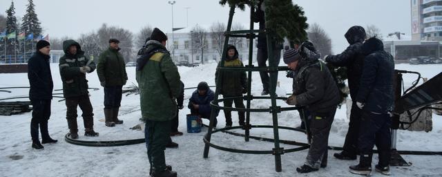 В Ульяновске устанавливают главную новогоднюю ель города