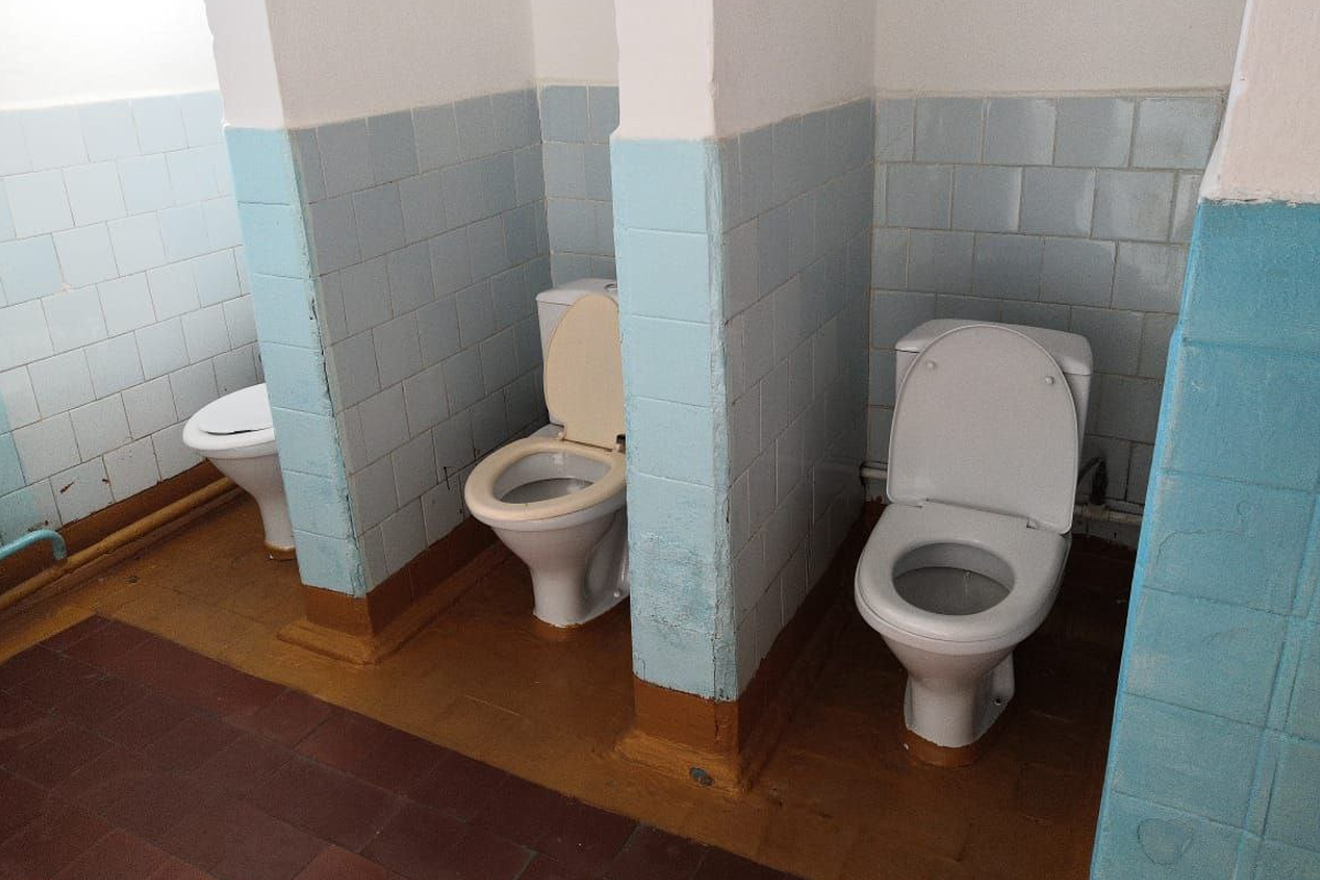 Мужской туалет в школе