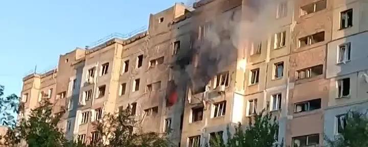 13 человек пострадали, один погиб из-за попадания снаряда ВСУ в жилой дом в Алчевске