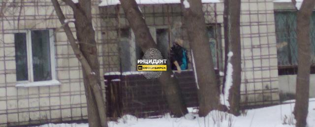 В Новосибирске на балконе дома обнаружили повешенного мужчину