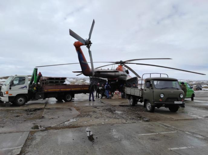 Вертолет доставил в Островной две тонны продуктов и лекарства