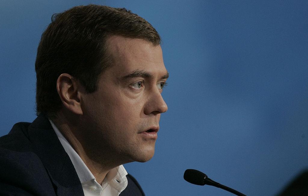 Медведев: Россия должна приостановить дипломатические отношения с Европой