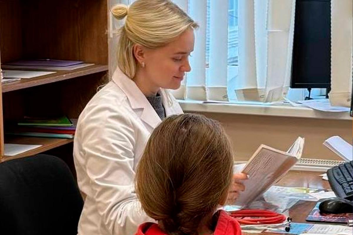 В сельские медучреждения Адыгеи по программам «Земский доктор» и «Земский фельдшер» в 2025 году пришли работать 52 специалиста