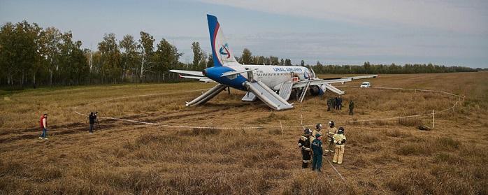 Самолет «Уральских авиалиний» экстренно сел в чистом поле из-за ошибки пилотов