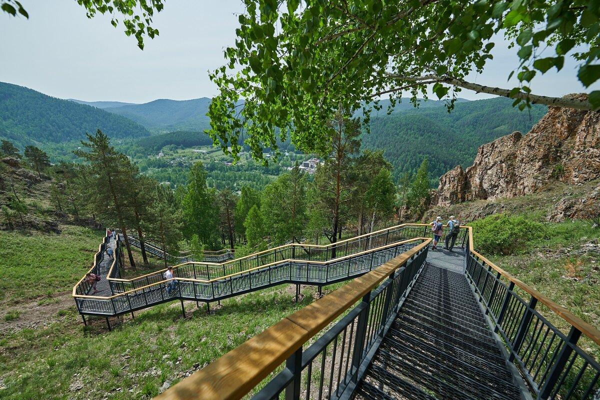 На Торгашинском хребте Красноярска продолжается благоустройство лестницы