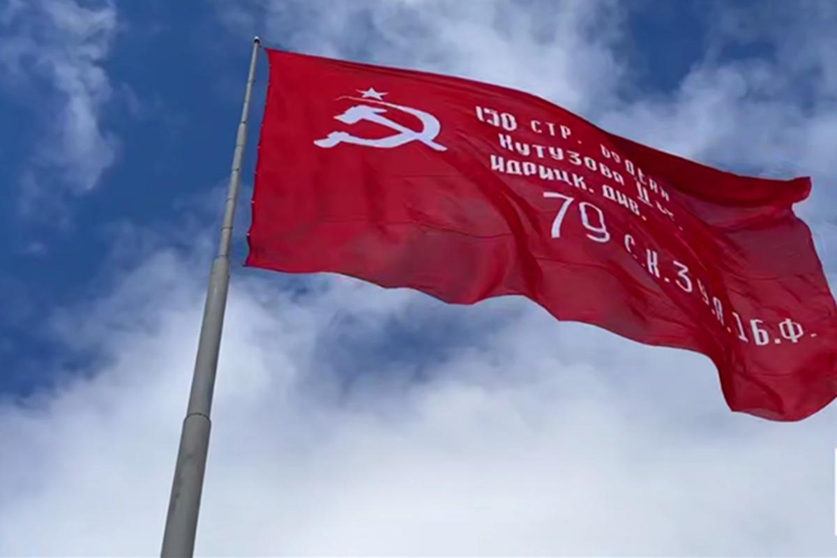 Гигантское Знамя Победы подняли в алмазной столице России