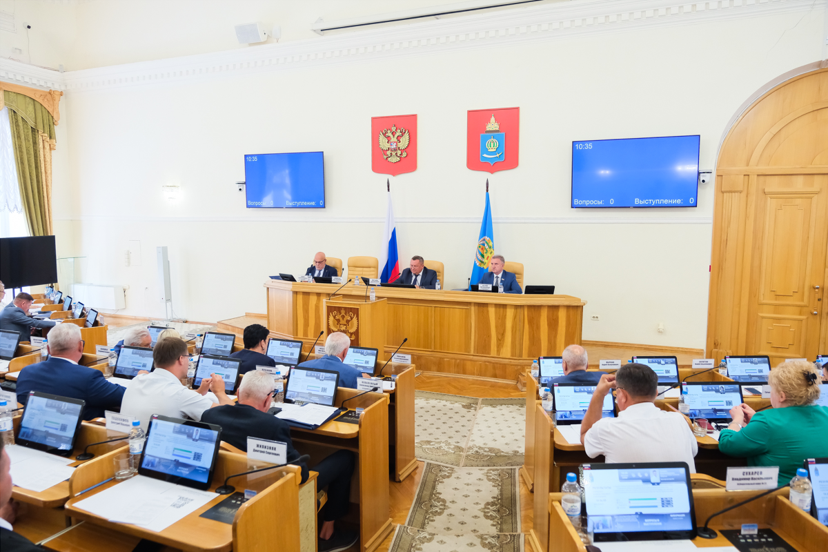 Депутаты Думы Астраханской области рассмотрели 30 вопросов на очередном заседании