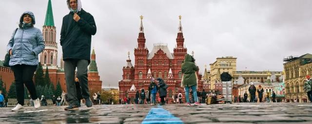 На Красной площади в Москве задержали мужчину, пытавшегося прибить свои половые органы к брусчатке
