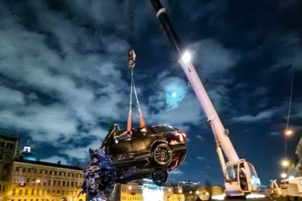 В Санкт-Петербурге автомобиль пробил ограждение и упал в Фонтанку