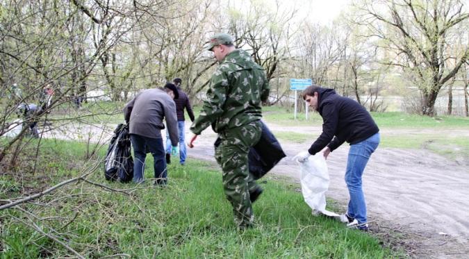 В Брянске более 12 тысяч жителей города приняли участие в субботнике