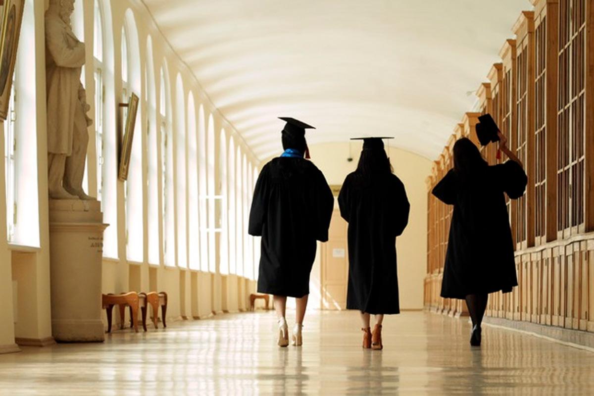 Петербургские многодетные семьи смогут получать скидку на вуз за успехи детей