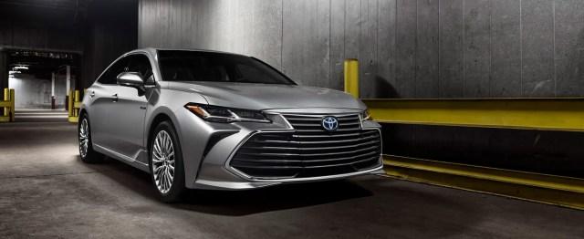 Toyota представила седан Avalon нового поколения