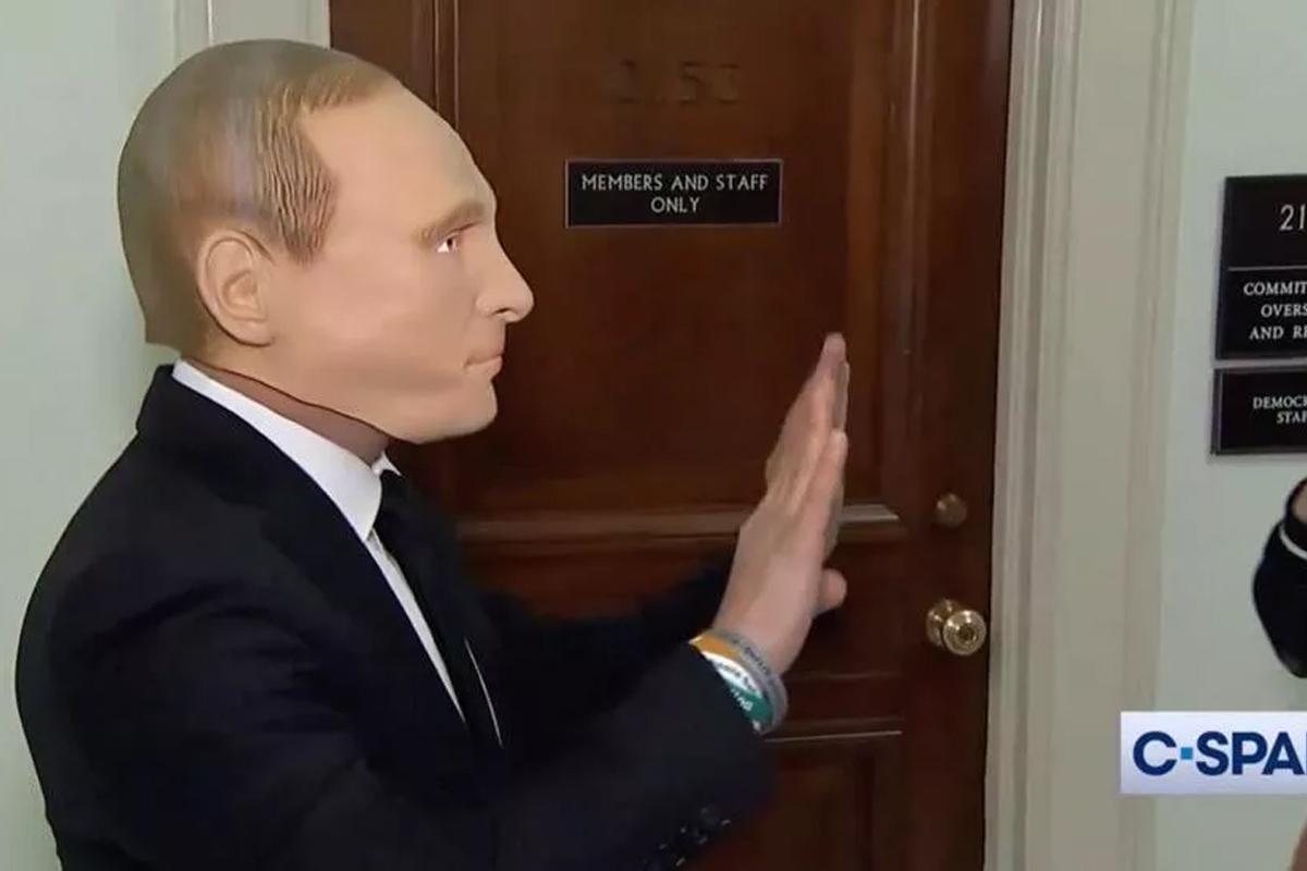 Конгрессмен США Московец на слушания по импичменту Байдена пришёл в маске Путина (военный преступник)