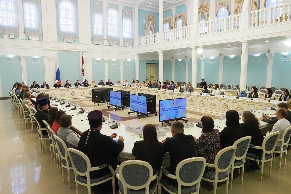 В Мордовии создали Совет для продвижения семейных ценностей и укрепления института семьи