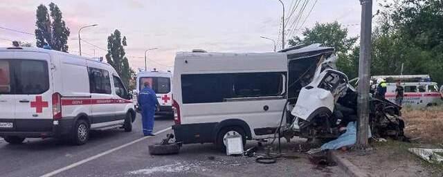В Волгограде микроавтобус Peugeot врезался в столб, погиб пассажир