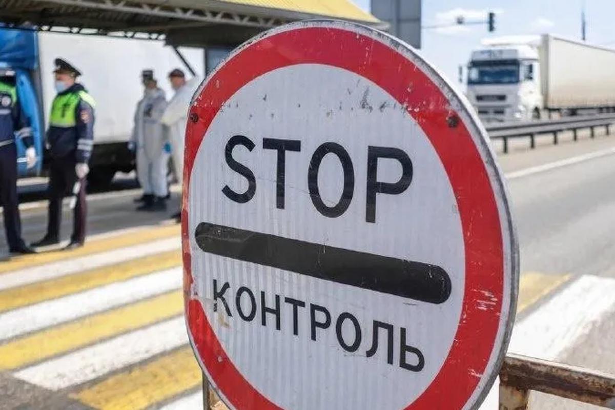 Два грузовика превратили в лепешку «Инфинити» на трассе в Москве