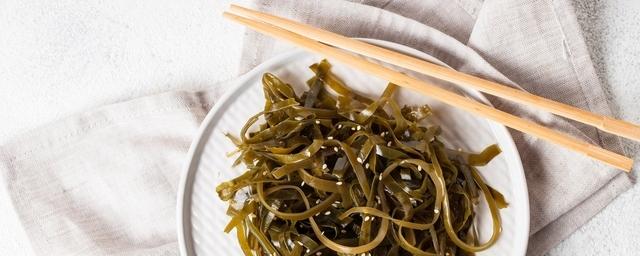 Eat This, Not That! nutritionists named four unusual properties of seaweed