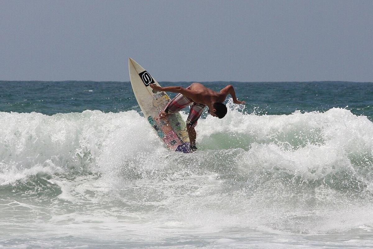Президент Польши Дуда свалился с доски для серфинга перед журналистами