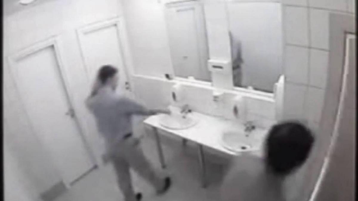 В Петербурге задержали сотрудника вуза, установившего скрытую камеру в туалете