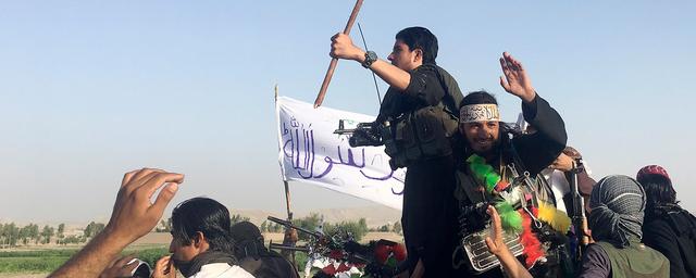 Над президентским дворцом в Кабуле талибы подняли свой флаг
