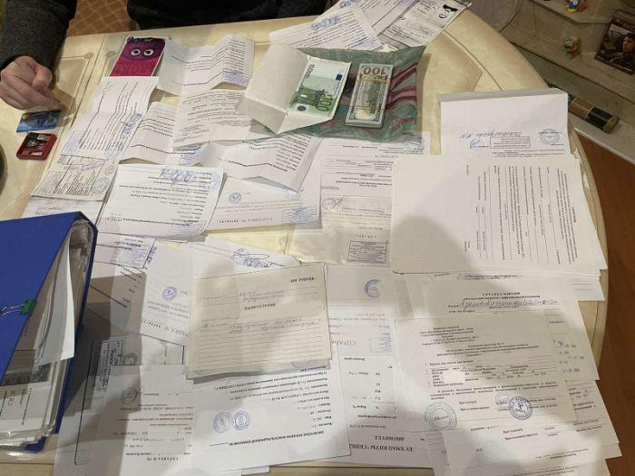 Врач-пенсионер из Сургута торговал поддельными медотводами от COVID-вакцинации